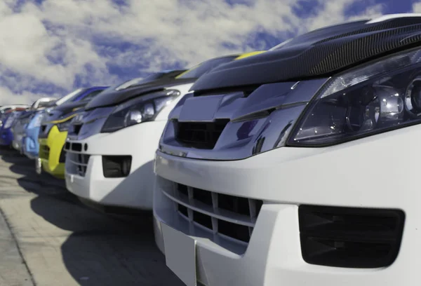 İkinci el arabalar, Bayilik otoparkına park edilmiş olmak için bekliyor
