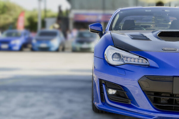 спортивный автомобиль и подержанные автомобили, припаркованные на стоянке Dealershi
