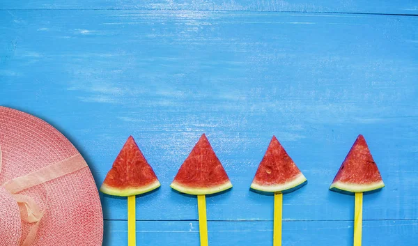 Topputsikt, platta Lay, spett av vattenmelon skivor och mynta med h — Stockfoto