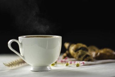 Beyaz fincan sıcak kahve, duman ve fırın beyaz w yerleştirilir