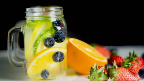Egészséges ital készült organikus gyümölcs gazdaságból, méregtelenítő gyümölcs kevert Wi — Stock Fotó