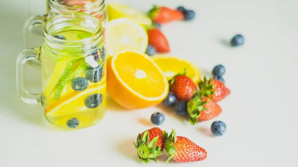 Bebidas saludables hechas de fruta orgánica de la granja, fruta de desintoxicación mezclada wi —  Fotos de Stock