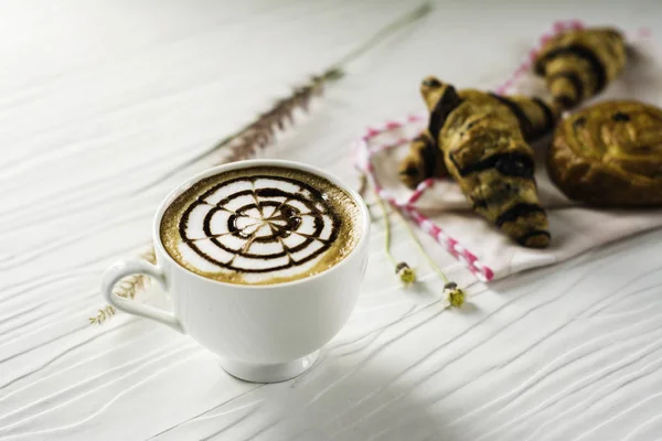 Forró kávét fehér csésze, a pékség és a kávébab a kender ba — Stock Fotó