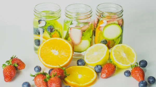 Bebidas saudáveis feitas frutas orgânicas da fazenda, desintoxicação frutas misturadas wi — Fotografia de Stock