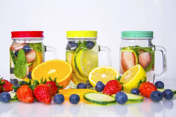 Υγιεινά ποτά κατασκευασμένο βιολογικά φρούτα από το αγρόκτημα, αποτοξινωτικά φρούτα αναμεμειγμένο Wi — Φωτογραφία Αρχείου