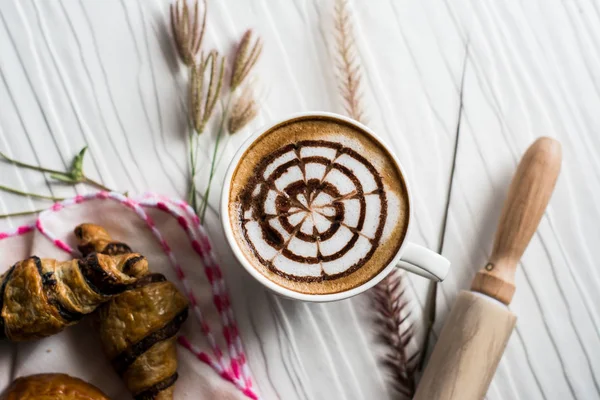 Top vue café chaud tasse blanche joliment décorées bulles de lait — Photo