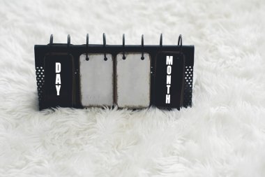 metin ve sayı girmek için alan ile metal takvimler, pl vardır