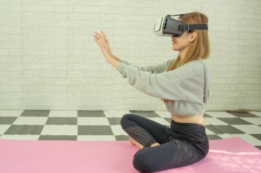 Meditasyon ve yoga ile güzel kadınlar zihin yenilemek ve