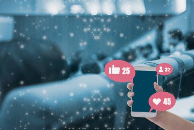 Akıllı telefonlar tutan ve sosyal me üzerinden paylaşım zevk Kadın