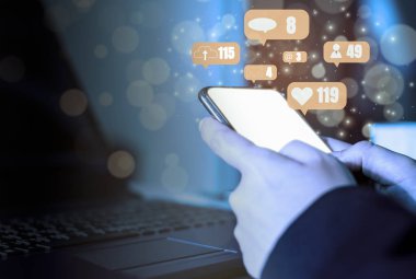 Akıllı Telefon tutan kadın, sosyal medya paylaşmak, simge gösteren fe