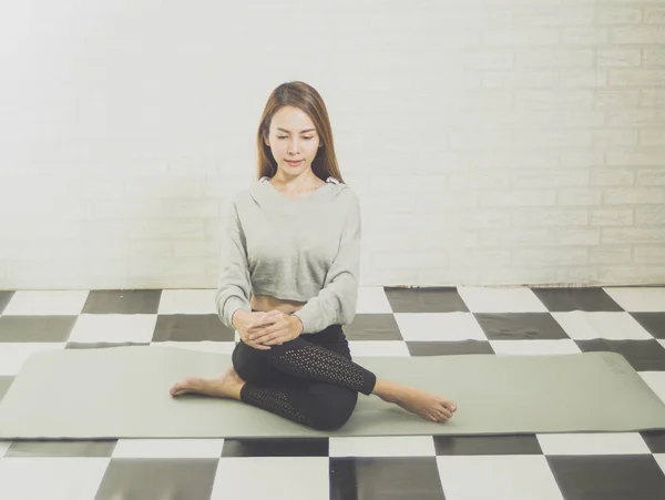 Schöne Frauen mit Meditation und Yoga, um den Geist zu erfrischen und — Stockfoto