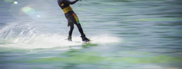 Desfocado-Homens atletas estão jogando Wakeboarding para X-Stream spor — Fotografia de Stock