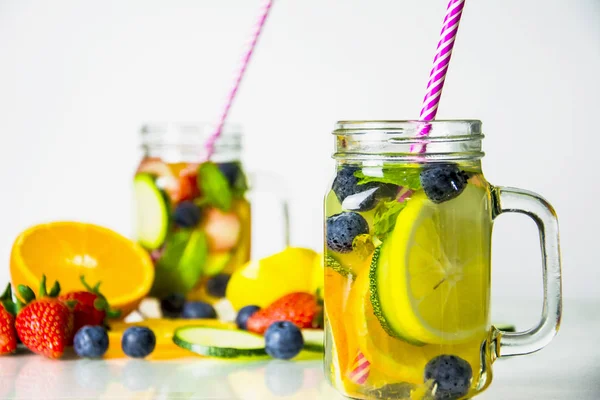 Egészséges ital készült organikus gyümölcs gazdaságból, méregtelenítő gyümölcs kevert Wi — Stock Fotó