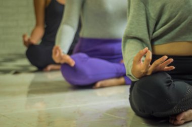 Yoga ve meditasyon sınıflarında güzel kadınların Grubu refre