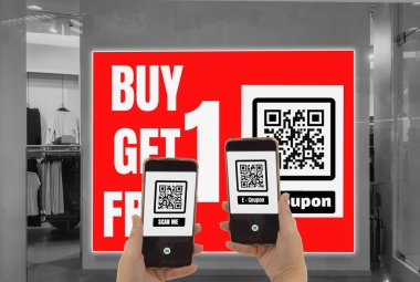 Kadınlar elinde akıllı telefon tutun, e- kupon için mağazanın Qr kodu tarayabilir