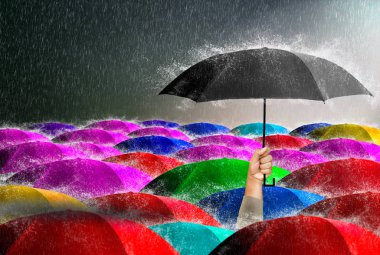 El tutan kırmızı şemsiye birçok renkli şemsiye ler arasında 