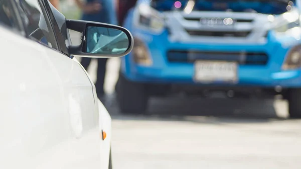 Sportwagen und Gebrauchtwagen, geparkt auf dem Parkplatz des Autohauses — Stockfoto