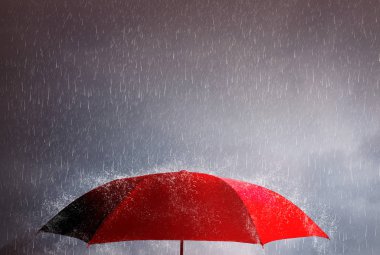 Fırtınaya karşı kırmızı şemsiye, gökyüzü arka plan ve siyah bulut g