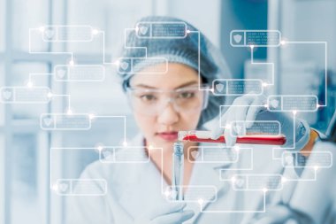 Koruyucu gözlük ve glov genç kadın bilim adamı bilim adamları