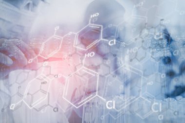 Bilimadamları kimyasal bileşenleri simge ve kimyasallarla test ediyorlar.