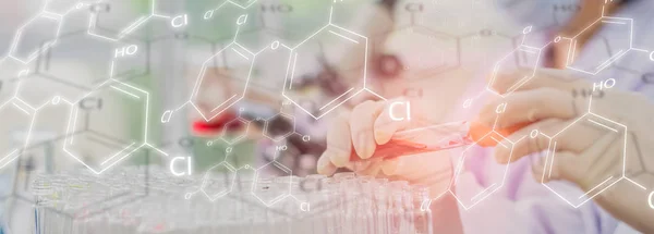 Wetenschappers testen chemisch ingrediënt, met pictogram en chemische sy — Stockfoto