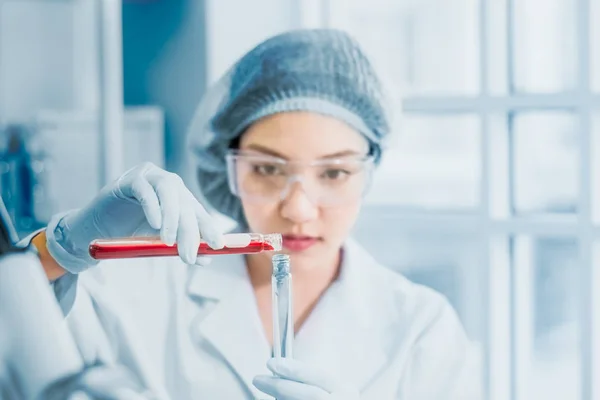 Fiatal női tudós Női tudósok védőszemüvegben a — Stock Fotó