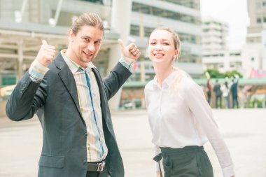 İş adamları ve iş kadınları tartışır ve sizinle mutlu temaslar kurar.