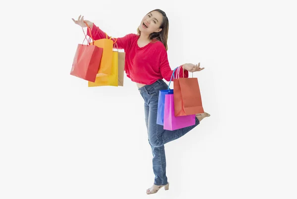 Retrato mujer de pie llevar bolsa de compras en la mano, diversión y happ — Foto de Stock