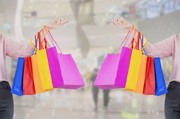 Retrato mujer de pie llevar bolsa de compras en la mano, diversión y happ — Foto de Stock