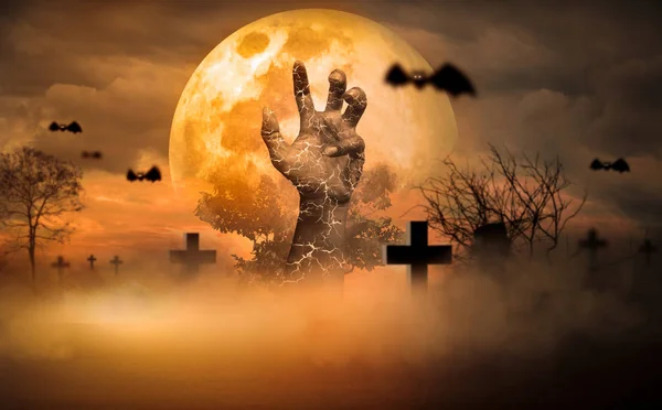 Halloween Concept Horror, éjszaka feltámadt zombi kezét po — Stock Fotó