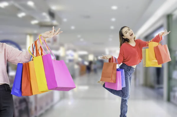 Retrato de mujer de cuerpo entero de pie llevar bolsa de compras en la mano , — Foto de Stock