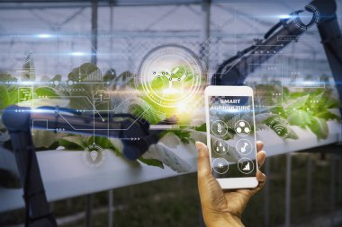 Akıllı çiftçi yapay zeka ya da yapay zeka ya da yapay zeka teknolojisine sahip akıllı telefon, sistem kontrol robotu, robotik kol kullanarak kalite ve hasat tarım ürünü, uydu izleme teknolojisi tarımı