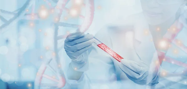 İçinde moleküler ve DNA yapısı ve kırmızı kan hücreleri olan cam tüp tutan doktor veya bilim adamı, konsept sağlık, tıbbi, bilim, teknolojik gelişim uygulaması biyolojik sistemi