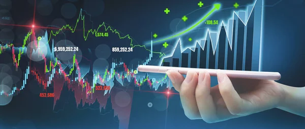 Akıllı telefon tutan iş kadını, hisse grafiği hologramı, konsept finans hizmeti, akıllı telefon uygulamaları ile modern teknoloji iş, yatırım, pazarlama ve resmi veri analizi pazarı