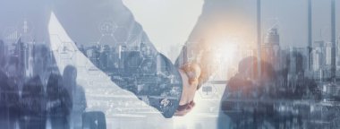 Karışık medya efekti Çifte maruz kalma, iş adamı tokalaşma anlaşması, başarılı bir şekilde müzakere ve ticari işbirliği, iş simgesi ve diyagram şeması, şehir manzarası arka planı, web sitesi başlık afişi