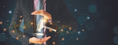 İş adamı elinde çekiç ikonu, fütüristik hat ağıyla, konsept teklifi en yüksek teklifi veren kişi, kamu malı açık arttırması, e-müzayede ve online teklif ile