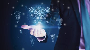 Başarı kavramı, yeni fikirler ve yenilik, yaratıcı ve ilham, gelecekte iş ve endüstri, iş adamı insan gelişiminde parmaklarını ampul ikonu ve sonsuz enerji gücünü kullanır.