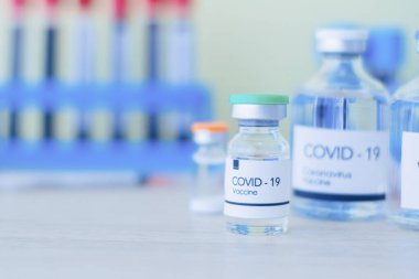 Koronavirüsün deneysel konsepti ve tedavisi veya Coperid 19, cam şişede ilaç ve aşı laboratuvarda, tıbbi tedavi, virüs enfeksiyonundan korunmak için kullanılır.