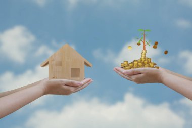 Kadın ev modeli ve ağaç ikonlu para yığını, bulanık doğa gökyüzü geçmişi, gelecek için tasarruf kavramı, arazi ve emlak ve sigorta yatırımları