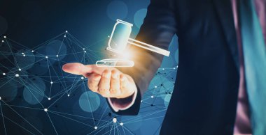 İş adamı elinde çekiç ikonu, fütüristik hat ağıyla, konsept teklifi en yüksek teklifi veren kişi, kamu malı açık arttırması, e-müzayede ve online teklif ile