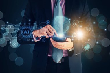 İşadamı yapay zeka veya yapay zeka sistemi, konsept fütüristik yenilik ve teknoloji, nesnelerin interneti kullanarak işlemleri analiz etmek ve işlemek için arayüz ekranlı akıllı telefon kullanıyor.
