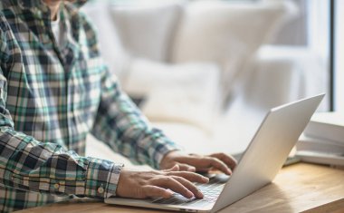 Klavyede dizüstü bilgisayarda yazı yazan genç adam klavyesinde dizüstü bilgisayarda yazan eller ev ofisinde çalışan bilgisayarda çalışan, dijital göçebe için gelecekteki yaşam tarzı fikirleri