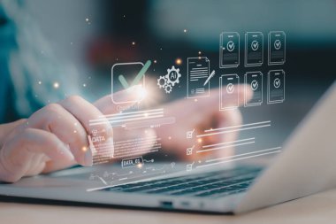 Dizüstü bilgisayarda yapay zeka güdümlü kontrol listesi ve belge kontrol profesyonel türleri kavramı, yüzen kontrol işaretleri ve dosyaları, uyum doğrulama, onay iş akışı ve verimli işlemler sinyalleri.