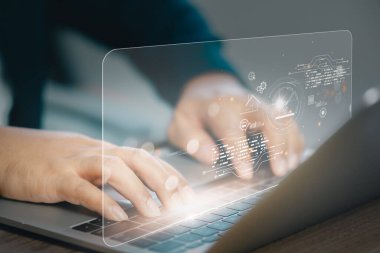 Çevrimiçi açık artırma ve dijital emlak teknolojisi kavramı. Dizüstü bilgisayarında tokmak, ev, analitik holografik ikonu olan profesyonel tipler akıllı mülkiyet ihalesini, sözleşmeleri ve yenilikleri sembolize ediyor..