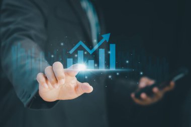 Sanal analitik kullanan işadamlarıyla Dijital Uyum Kalitesi kavramı, finansal büyümeyi, yatırım planlamasını ve veri güdümlü iş başarısını sembolize etmek için parlayan bir tabloya dokunmak.