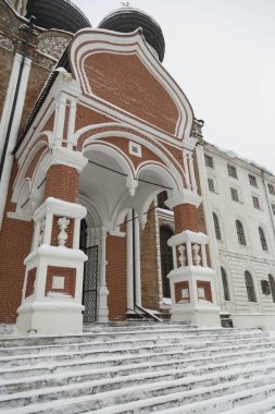 Soğuk bir kış gününde karla kaplı bir parkta Ortodoks Kilisesi. Moskova'daki Izmaylovskiy adası, Rusya Federasyonu