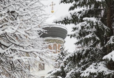 Soğuk bir kış gününde karla kaplı bir parkta Ortodoks Kilisesi. Moskova'daki Izmaylovskiy adası, Rusya Federasyonu