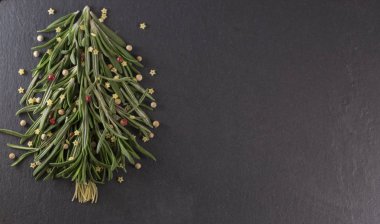 Biberiye ve siyah, kırmızı, siyah arka plan üzerinde beyaz biber bezelye Noel ağacı