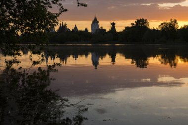 Izmailovsky Kremlin, Moskova, Rusya. Bir yaz akşamı gölün kıyısında inanılmaz inanılmaz çok renkli gün batımı. Muhteşem binalar suya yansıyor.