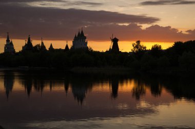 Izmailovsky Kremlin, Moskova, Rusya. Bir yaz akşamı gölün kıyısında inanılmaz inanılmaz çok renkli gün batımı. Muhteşem binalar suya yansıyor.